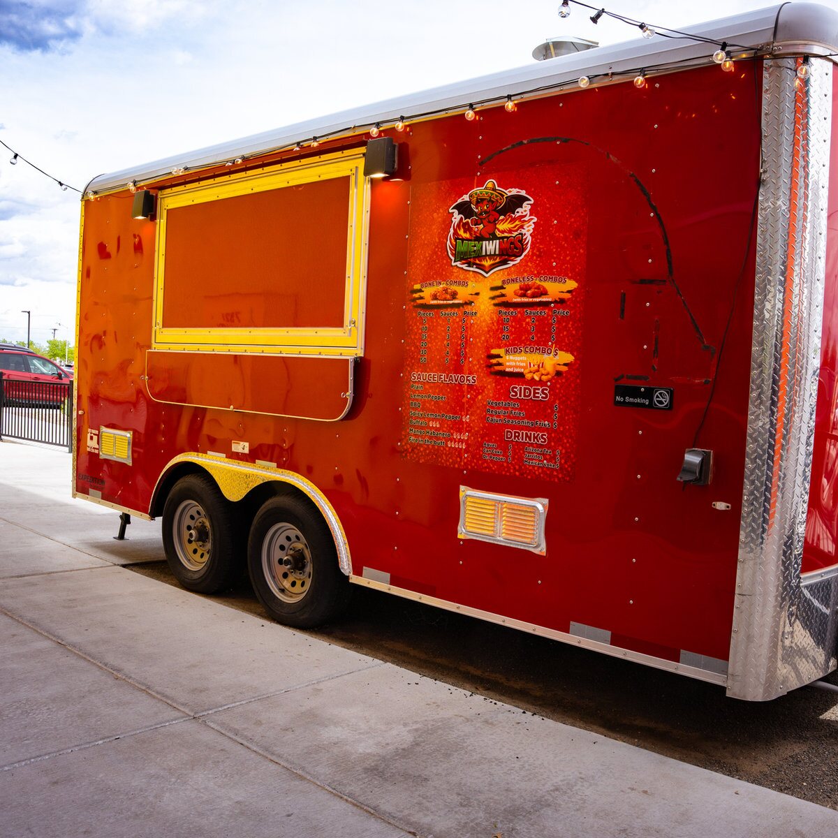 Mexiwings food truck at Nuevo Atrisco