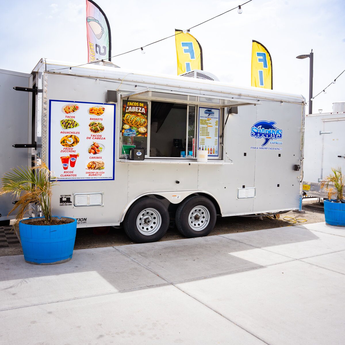 Sharky's Express food truck at Nuevo Atrisco